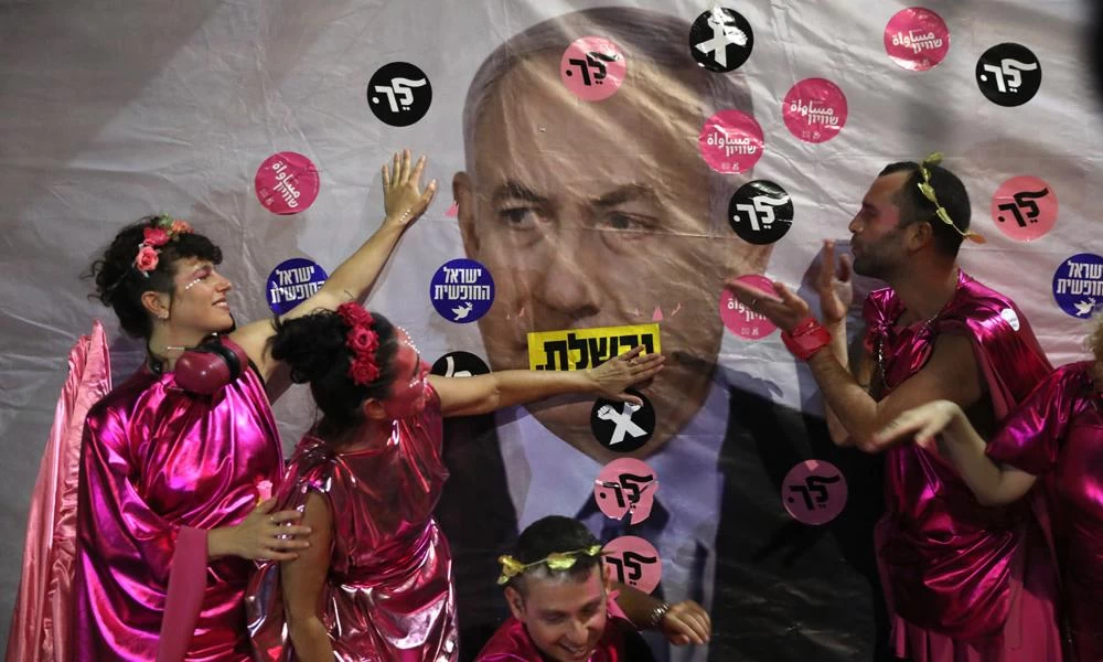 "Bibi Ciao" Νετανιάχου: Πανηγυρίζει ο λαός για την "πτώση" του από την πρωθυπουργία